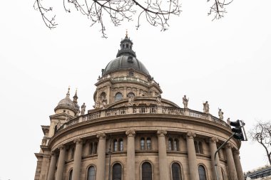 Budapeşte Macaristan, 15 Aralık 2025: Macaristan 'ın başkenti Budapeşte' de yağmurlu kış havasında St Stephens Bazilika binası