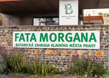 Prag, Çek Cumhuriyeti, 15 Mayıs 2024: Çek Cumhuriyeti 'ndeki Prag Botanik Bahçesinde Fata Morgana Tropikal Serasına Giriş