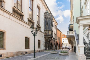 Prag, Çek Cumhuriyeti, 15 Mayıs 2024: Çek Cumhuriyeti 'nin Prag kentindeki Ovoshchnoy caddesinde güneş ışığı altında iyi korunmuş eski binalar