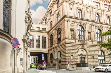 Prag, Çek Cumhuriyeti, 15 Mayıs 2024: Çek Cumhuriyeti 'nin Prag Eski Kenti' ndeki Havelska Caddesi 'nde güneş ışığı altında iyi korunmuş eski binalar