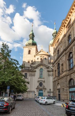 Prag, Çek Cumhuriyeti, 15 Mayıs 2024: Çek Cumhuriyeti 'nin Prag Eski Kenti Havelska Caddesi' nde güneş ışığı altında St. Gallen Kilisesi