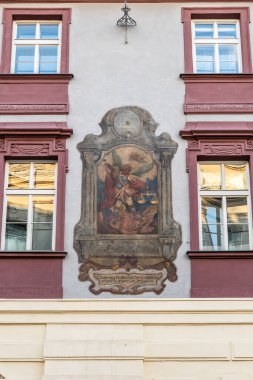 Prag, Çek Cumhuriyeti, 15 Mayıs 2024: Çek Cumhuriyeti 'nin Prag Eski Kenti' ndeki eski bir binanın duvarına Zafer kazanan Aziz George 'un resmi