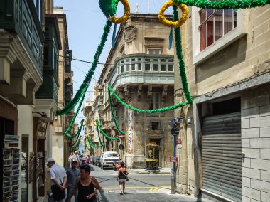 Valletta, Malta, 05 Temmuz 2013: Malta 'nın Valletta şehrinin tarihi bölgesinde çok sayıda turist yürüyor