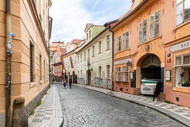 Prag, Çek Cumhuriyeti, 16 Mayıs 2024: Çek Cumhuriyeti 'nin Prag kentindeki Mishenska caddesinde iyi korunmuş tarihi binalar
