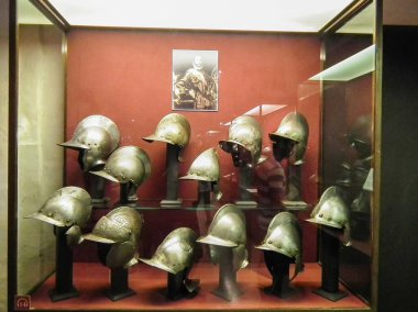 Valletta, Malta, 05 Temmuz 2013: Malta 'nın Valletta kentinin tarihi bölgesinde bulunan Grandmaster Palace' da sergilenen çeşitli koruyucu kasklar