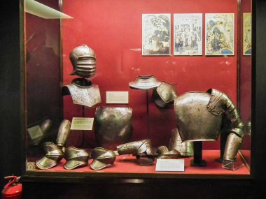 Valletta, Malta, 05 Temmuz 2013: Malta Valletta şehrinin tarihi bölgesinde bulunan Grandmaster Palace 'da sergilenen sergide şövalyeler zırhlarını sergilediler