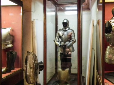 Valletta, Malta, 05 Temmuz 2013: Malta 'nın Valletta şehrinin tarihi bölgesinde bulunan Grandmaster Palace' da sergilenen sergide orta çağ şövalye zırhının tamamı sergilendi.