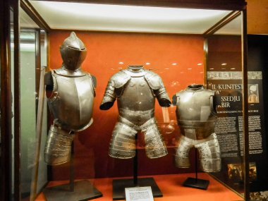 Valletta, Malta, 05 Temmuz 2013: Malta 'nın Valletta şehrinin tarihi bölgesinde bulunan Grandmaster Palace' da sergilenen bir sergide zırhlı şövalyeler sergileniyor