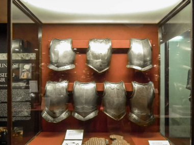 Valletta, Malta, 05 Temmuz 2013: Malta 'nın Valletta şehrinin tarihi kesimindeki Grandmaster Palace' da sergilenen çantalarda çeşitli kelepçeler