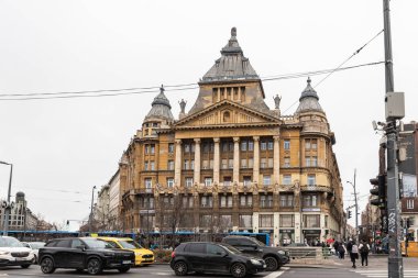 Budapeşte Macaristan, 15 Aralık 2025: Macaristan 'ın Budapeşte kentindeki Bajcsy Zsilinszky Caddesi' ndeki Anker palota binası