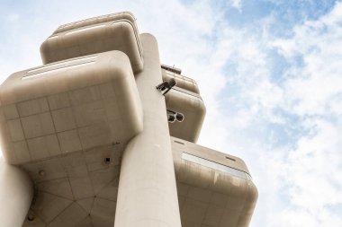 Prag, Çek Cumhuriyeti, 16 Mayıs 2024: Çek Cumhuriyeti 'nin Prag kentindeki ünlü uzun boylu Zizkov TV kulesinde emekleyen bebek figürleri