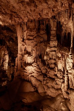 İsrail 'deki Beit Shemesh yakınlarındaki Judean Dağları' ndaki Sorek sarkıtlarının tuhaf doğal güzelliği.