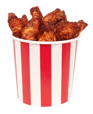  Büyük kırmızı çizgili kova kutusunda mükemmel tavuk kanatları.                              