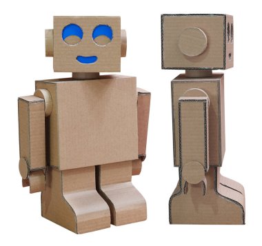   Beyaz arka planda izole edilmiş kartondan yapılmış ev yapımı robot oyuncağı.                            