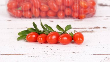 Goji üzümleri yukarıdan sağlıklı organik meyve manzarası                                