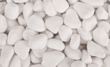   Beyaz taşlar arka planda birikir                             