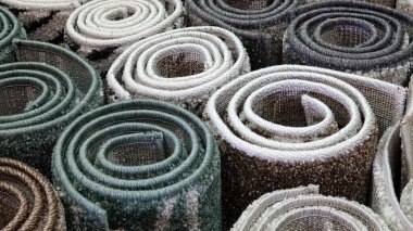  Mobilya dükkanında halılar var..                               