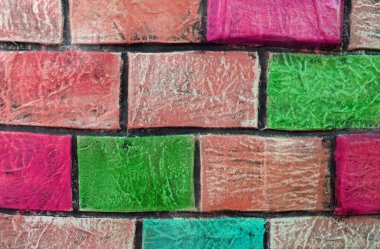 Boyanmış tuğla taşlardan yapılmış renkli duvar                               