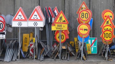 Yol kullanıcıları için çok sayıda trafik işareti                               