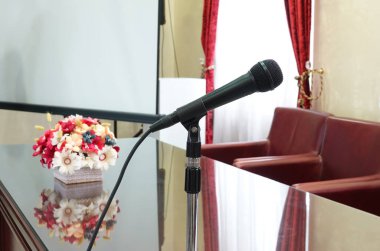 Mikrofon müziği hoparlörde.                               