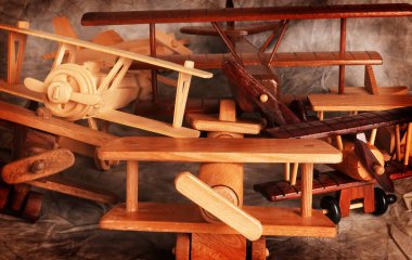  İşte birkaç eski uçak oyuncağı..                               