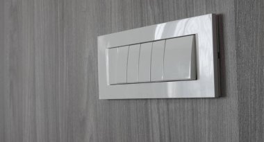  Oda, duvardaki düğmeleri değiştiriyor modern elektrikli aletler.                              