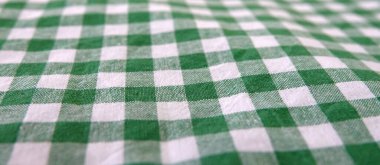 Yeşil ve beyaz ekose masa örtüsü yakın çekim kumaşı.                                