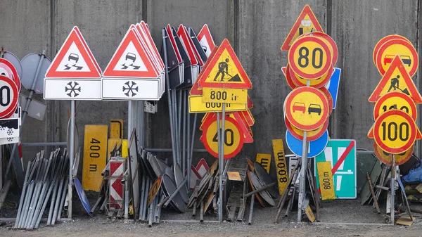 Muitos Sinais Trânsito Muitos Utilizados Para Utentes Estrada — Fotografia de Stock