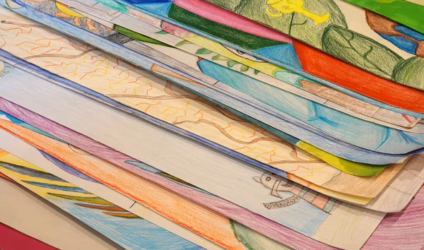 Çocuklar tarafından yapılmış çocuk resimleri.                               