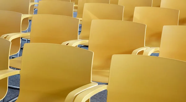 Chaises Jaunes Sièges Vides Couleurs Vives Modernes — Photo