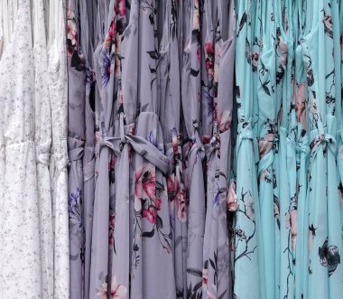 Kürsüde güzel elbiseler                     