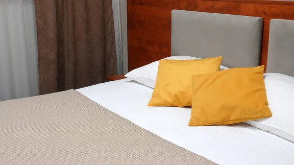 노란색 베개가 침실의 — 스톡 사진