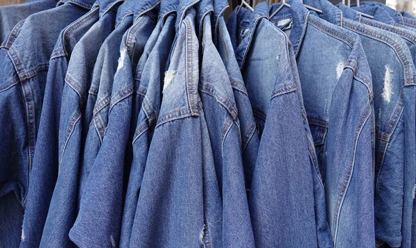 Modern Giysiler Modern Moda Alışveriş Kot Ceketleri Kot Pantolon — Stok fotoğraf