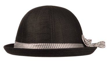 Beyaz kurdeleli siyah şapka.