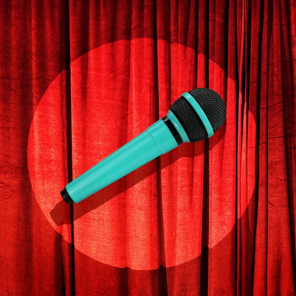 Debout Microphone Comédie Contre Les Rideaux Rouges Sur Réflecteur Spot — Photo