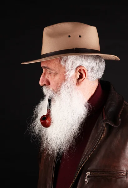 Skäggig man med hatt och tobak pipe — Stockfoto