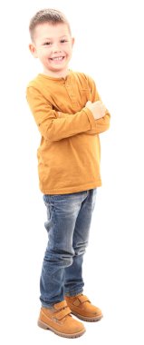 oğlan gülümsüyor