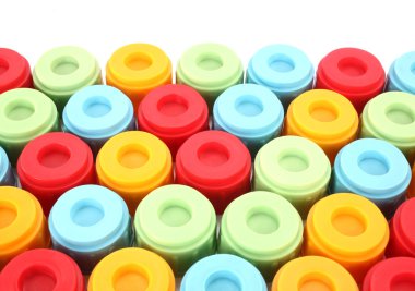 Renkli plastik şişe kapakları