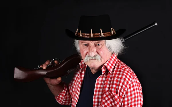 Yaşlı adam tüfekle