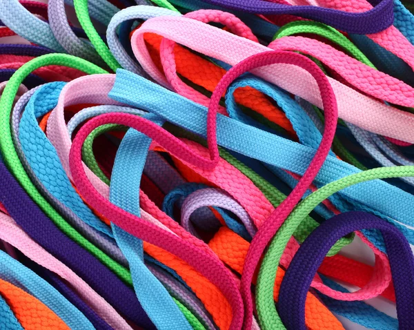 Atacadores de sapatos coloridos e cadarço rosa em forma de coração — Fotografia de Stock