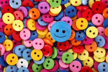 Renkli düğmeler yığın çok renkli bir tek gülümsüyor