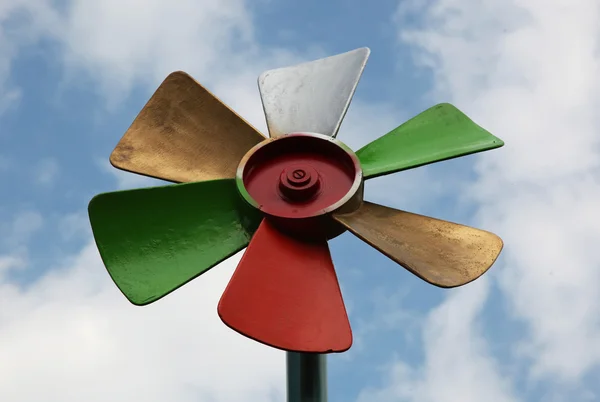 Brinquedo de pinwheel colorido e céu — Fotografia de Stock