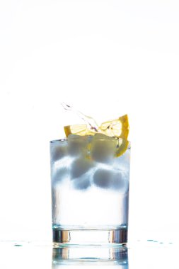 buzlu su bir bardak limonlu