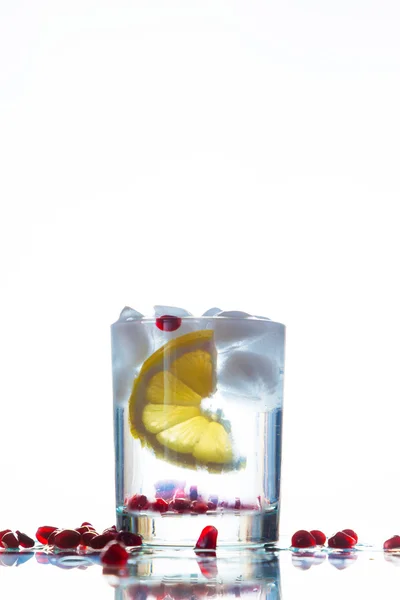 dilim limon ve nar ile buzlu su