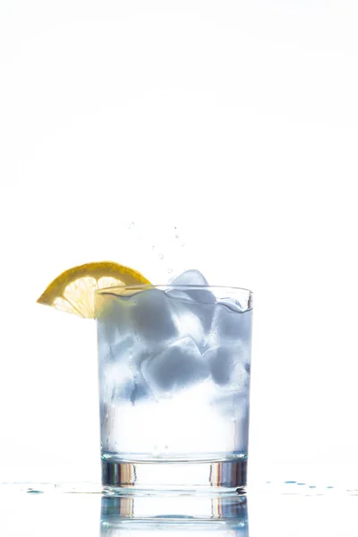 Παγωμένο νερό με λεμόνι σε ένα ποτήρι — Φωτογραφία Αρχείου