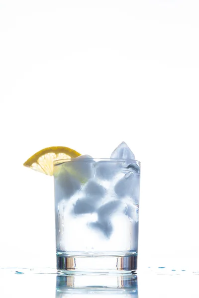 buzlu su bir bardak limonlu