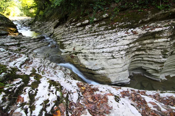 River canyon kireçtaşı dağlarda