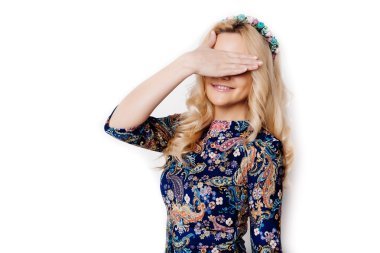 Güzel genç sarışın kız stüdyoda poz