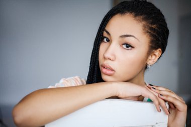 Stüdyoda poz çekici genç kız