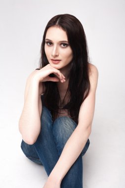 Stüdyoda poz çekici genç kız